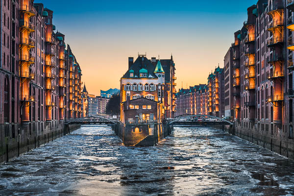 Die Speicherstadt in Hamburg, Deutschland, an einem Winterabend von Michael Abid