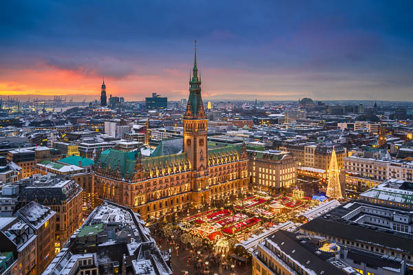 Rathaus und Weihnachtsmarkt in Hamburg, Deutschland von Michael Abid