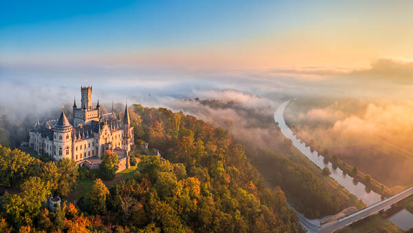 Schloss Marienburg nahe Hannover, Deutschland an einem nebligen Herbstmorgen von Michael Abid