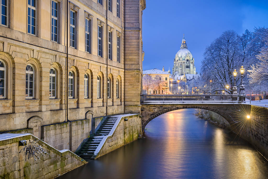 Wandbild | Fluss Leine und das Rathaus in Hannover im Winter