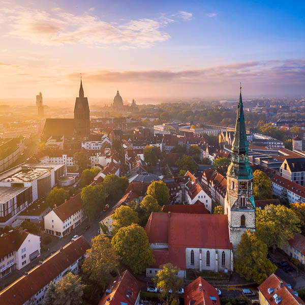 Altstadt von Hannover, Deutschland an einem nebligen Herbstmorgen mit der Kreuzkirche im Vordergrund und Marktkirche und Rathaus im Hintergrund von Michael Abid