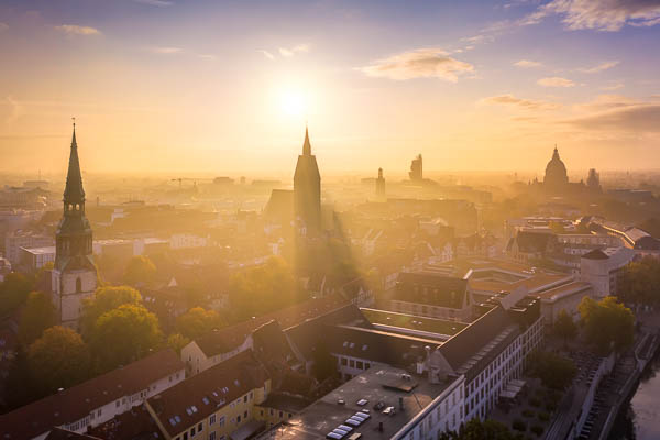 Altstadt von Hannover, Deutschland, an einem nebligen Herbstmorgen mit der Kreuzkirche und der Marktkirche sowie dem Rathaus im Hintergrund von Michael Abid
