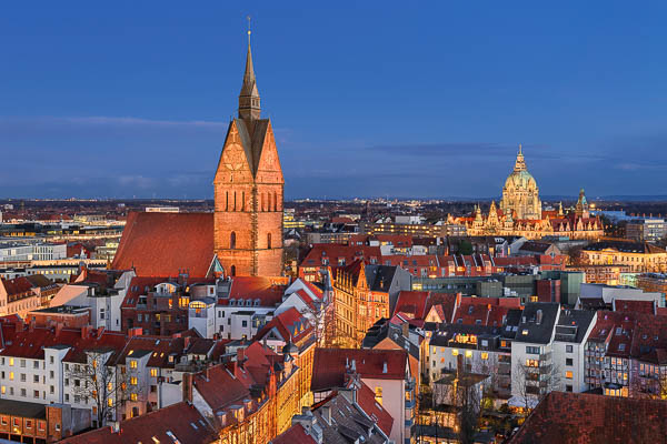 Altstadt von Hannover, Deutschland bei Nacht mit Marktkirche im Vordergrund und Rathaus im Hintergrund von Michael Abid
