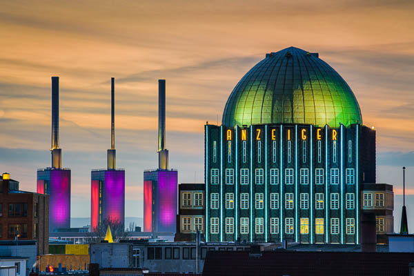 Skyline von Hannover, Deutschland mit dem berühmten Anzeiger-Gebäude von Michael Abid