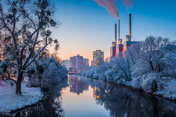 Winterlicher Sonnenaufgang am Kraftwerk Linden in Hannover, Deutschland von Michael Abid