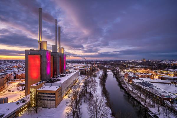Winterlicher Sonnenuntergang am Kraftwerk Linden in Hannover, Deutschland von Michael Abid