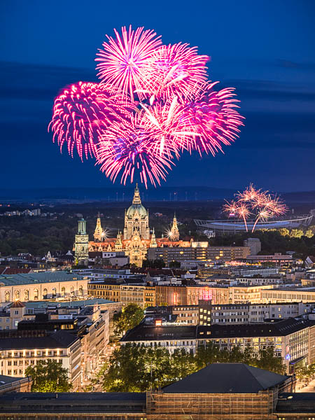 Skyline von Hannover, Deutschland bei Nacht mit Feuerwerk von Michael Abid