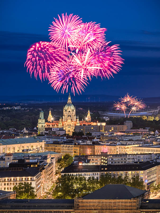 Skyline von Hannover bei Nacht mit Feuerwerk