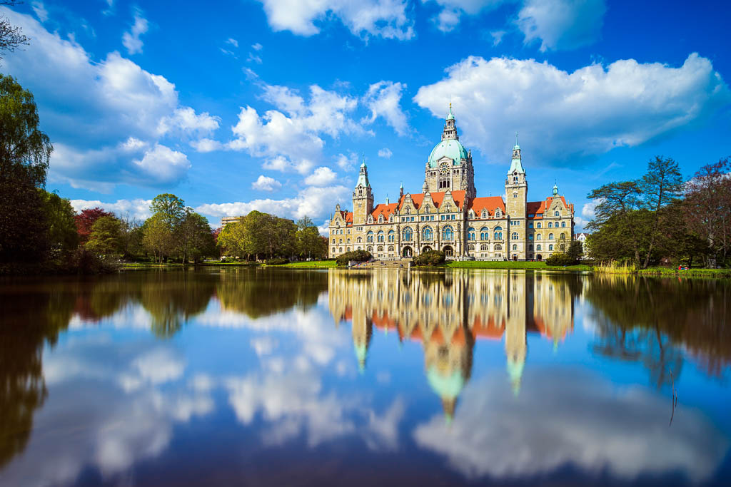 Rathaus von Hannover an einem sonnigen Tag