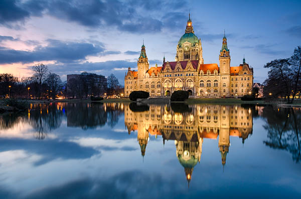 Rathaus von Hannover, Deutschland bei Nacht mit Spiegelung in einem See von Michael Abid