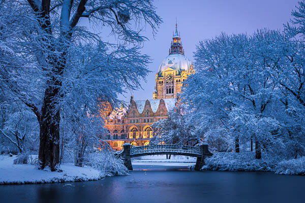 Rathaus von Hannover, Deutschland in einer Winternacht von Michael Abid