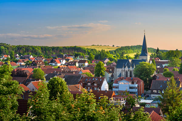 Blick auf Elbingerode, ein Ortsteil der Stadt Oberharz am Brocken, Deutschland zum Sonnenuntergang von Michael Abid