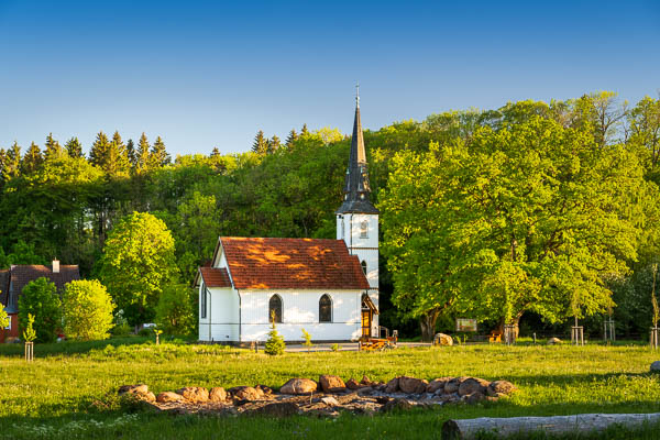 Holzkirche Elend im Harz — die kleinste Holzkirche Deutschlands, eingebettet in die idyllische Landschaft des Harzes von Michael Abid