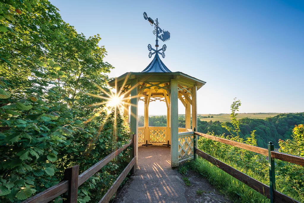 Aussichtspavillon Hoher Kleef im Harz bei Sonnenuntergang