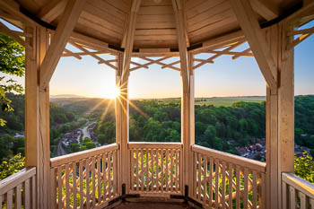 Aussichtspavillon Hoher Kleef im Harz bei Sonnenuntergang