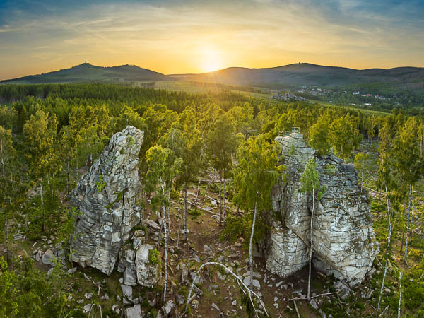 Schnarcherklippen — eine zweitürmige Granitfelsformation nahe Schierke im Harz Gebirge, Deutschland — aufgenommen bei Sonnenuntergang von Michael Abid