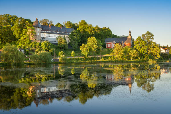 Schloss Stiege im Harz, Deutschland, mit dem See im Vordergrund von Michael Abid