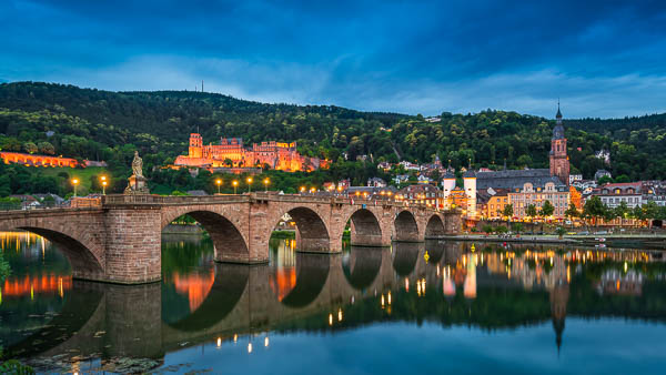 Panorama von Heidelberg, Deutschland bei Nacht mit der Alten Brücke, dem Heidelberger Schloss und der Altstadt von Michael Abid