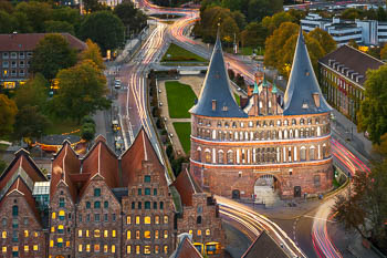 Holstentor in Lübeck bei Nacht