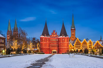 Winteransicht vom Holstentor in Lübeck