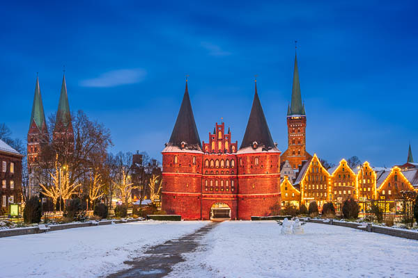 Winteransicht vom Holstentor in Lübeck, Deutschland mit Weihnachtsbeleuchtung von Michael Abid