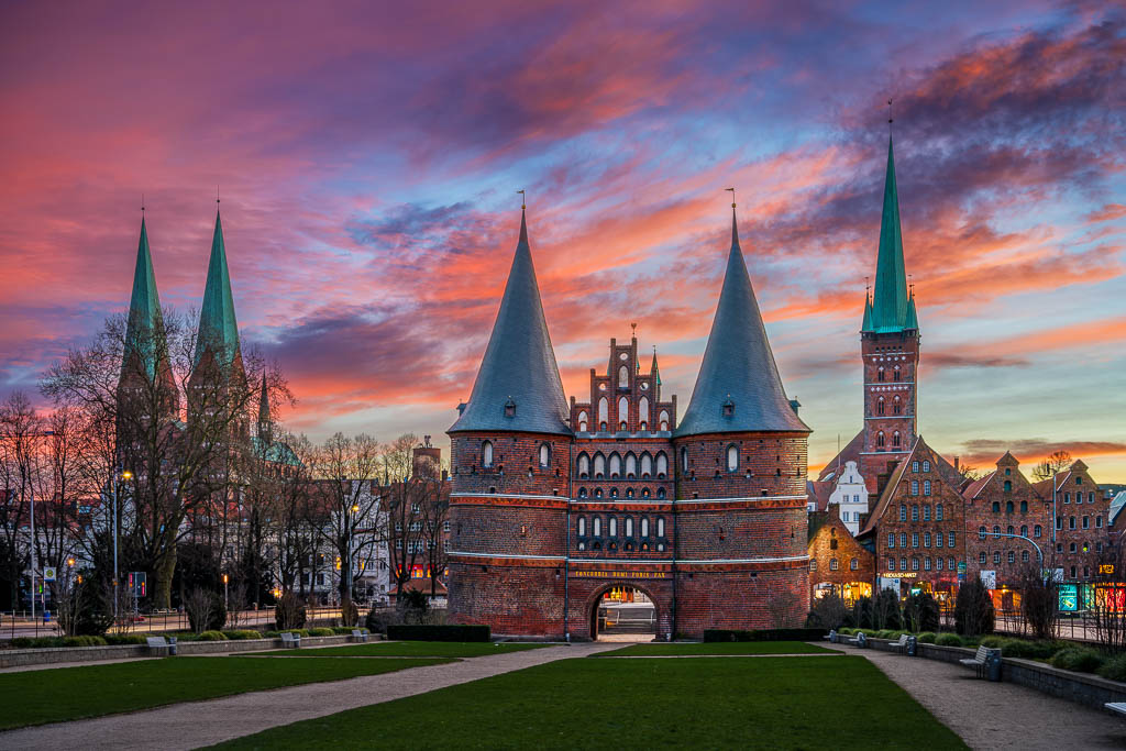 Wandbild | Sonnenaufgang am Holstentor in Lübeck | Poster