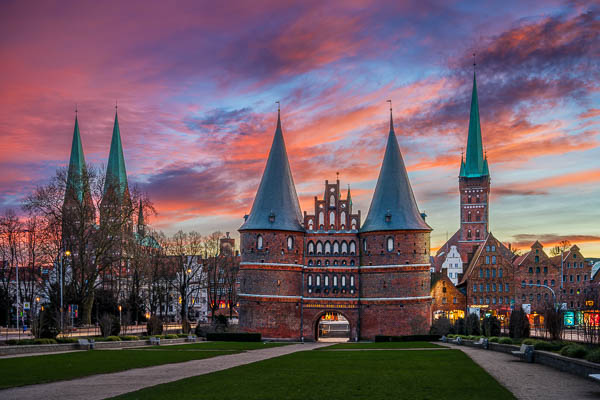 Sonnenaufgang am Holstentor in Lübeck, Deutschland von Michael Abid