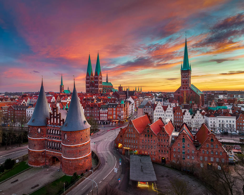 Sonnenaufgang am Holstentor in Lübeck