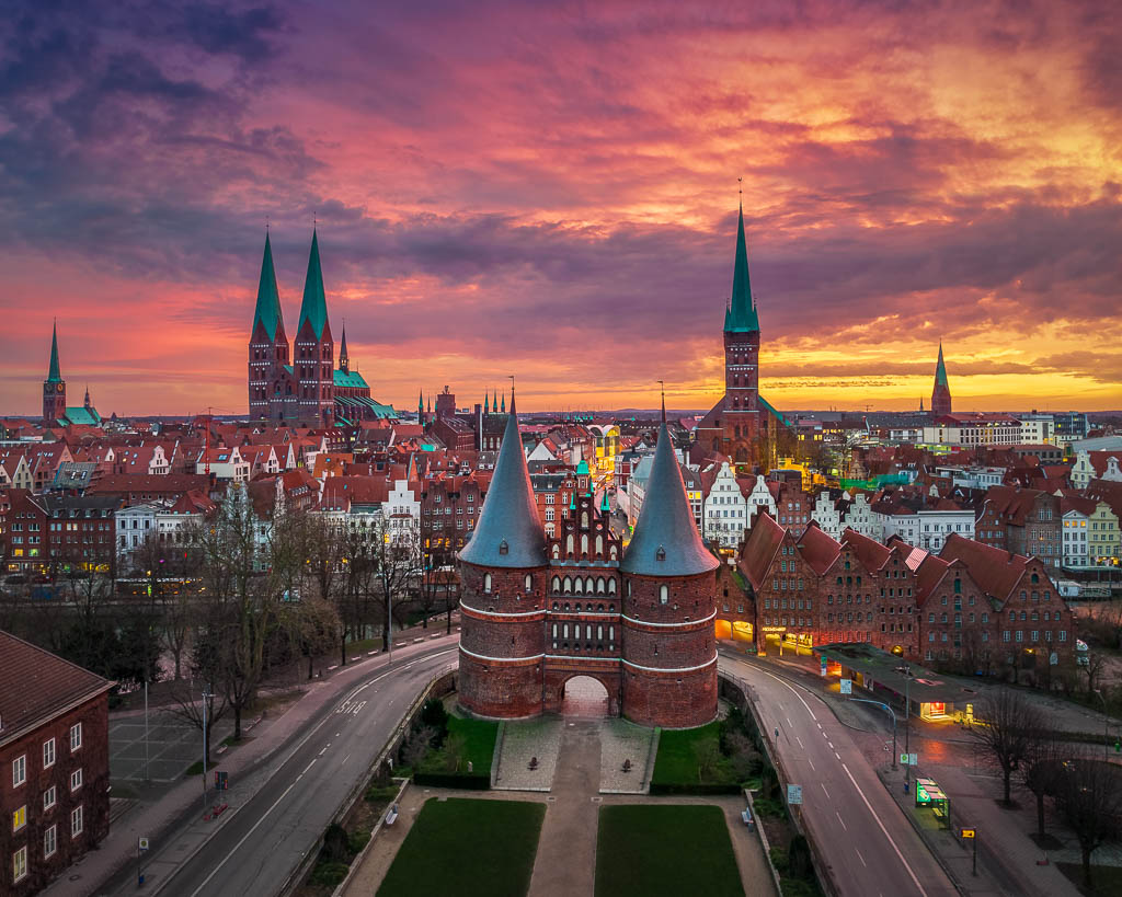 Holstentor in | am Wandbild Lübeck Sonnenaufgang