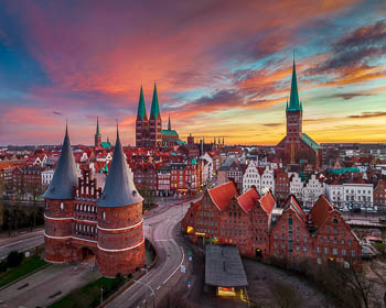 Sonnenaufgang am Holstentor in Lübeck