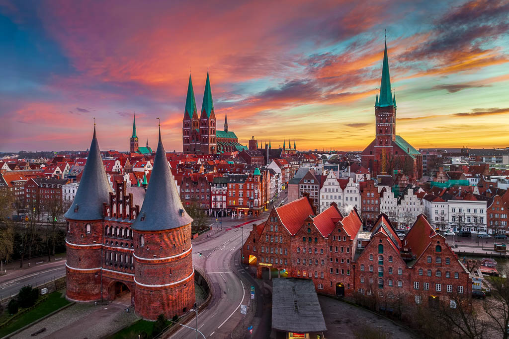 Sonnenaufgang in der historischen Stadt von Lübeck, Deutschland von Michael Abid