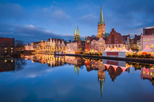 Altstadt von Lübeck, Deutschland mit Weihnachtsbeleuchtung von Michael Abid