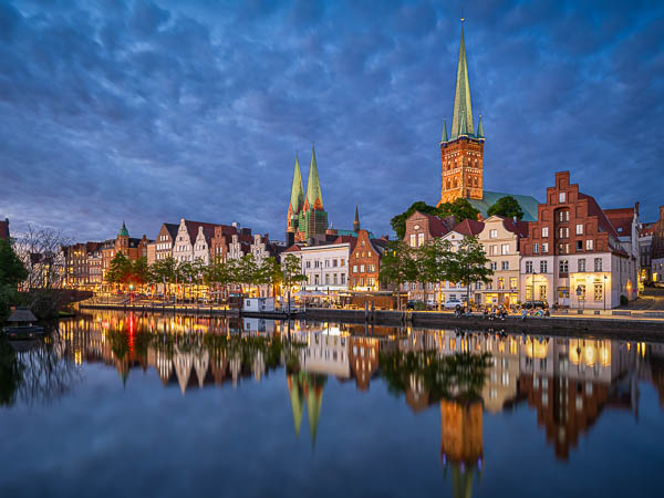 Die historische Altstadt von Lübeck, Deutschland bei Nacht von Michael Abid