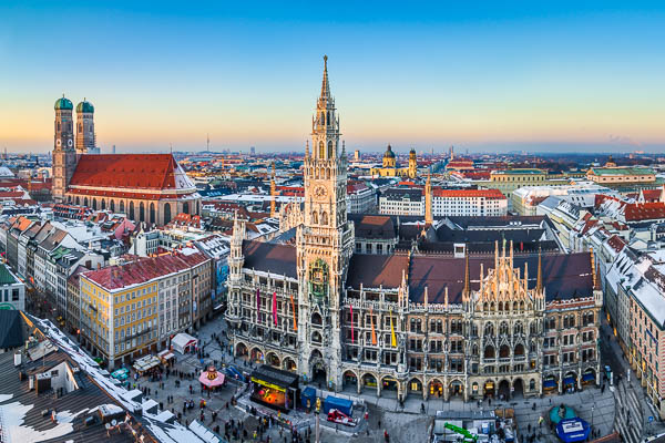Panoramablick auf den Marienplatz in München, Deutschland mit dem Rathaus und der Frauenkirche von Michael Abid