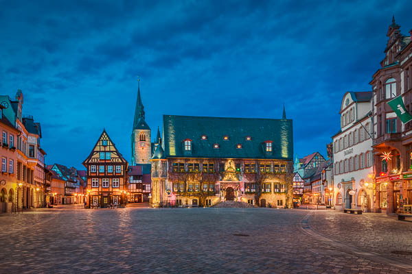 Marktplatz von Quedlinburg, Deutschland bei Nacht von Michael Abid