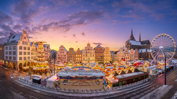 Panorama vom Weihnachtsmarkt am Neuen Markt in Rostock, Deutschland von Michael Abid