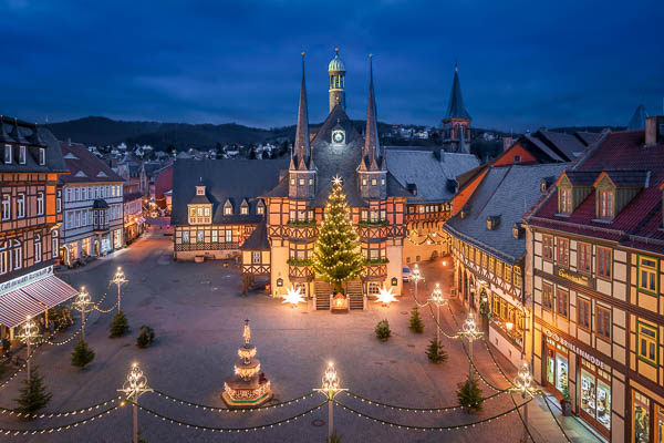 Marktplatz und Rathaus von Wernigerode, Deutschland mit Weihnachtsbeleuchtung von Michael Abid