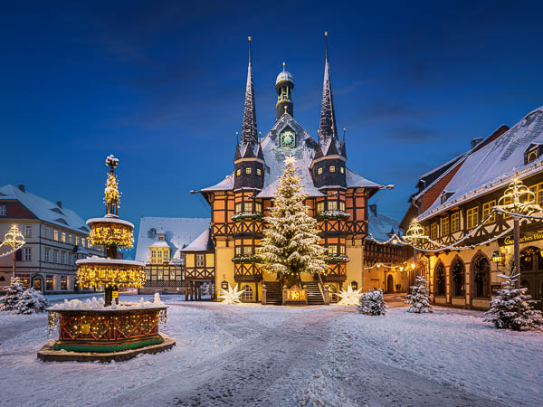 Rathaus von Wernigerode, Deutschland im Winter mit Schnee und Weihnachtsbeleuchtung von Michael Abid