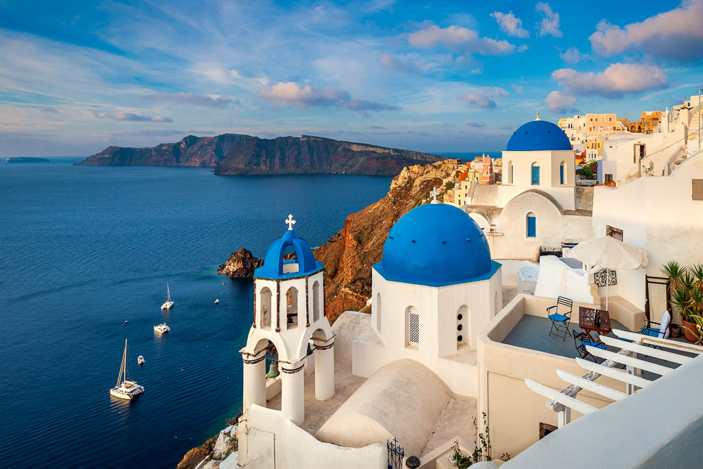 Santorin in Griechenland an einem sonnigen Tag