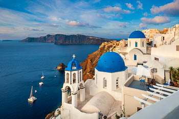 Santorin in Griechenland an einem sonnigen Tag