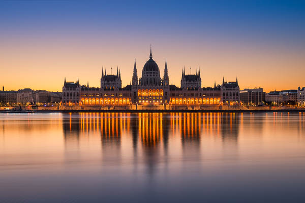 Sonnenaufgang am Parlamentsgebäude in Budapest, Ungarn von Michael Abid