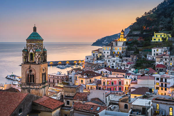 Sonnenuntergang in Amalfi an der Amalfiküste, Italien mit dem Domturm und dem Hafen von Michael Abid
