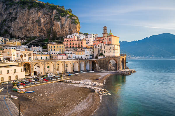 Atrani an der Amalfiküste in Italien an einem ruhigen Morgen von Michael Abid