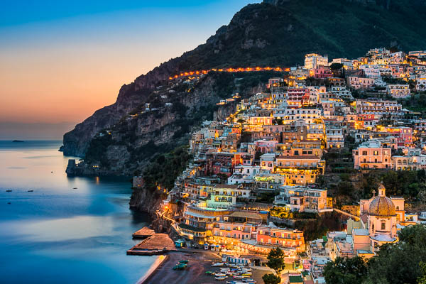 Blick auf Positano bei Sonnenuntergang an der Amalfiküste, Italien von Michael Abid