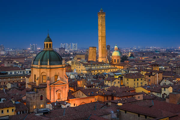 Nächtliche Skyline von Bologna, Italien, mit zwei berühmten schiefen Türmen von Michael Abid