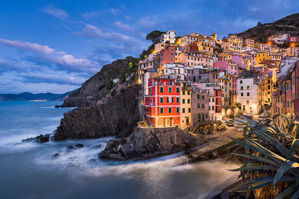 Riomaggiore in Cinque Terre, Italien bei Nacht von Michael Abid
