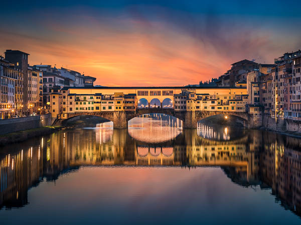 Ponte Vecchio über den Fluss Arno in Florenz, Italien bei Sonnenaufgang von Michael Abid
