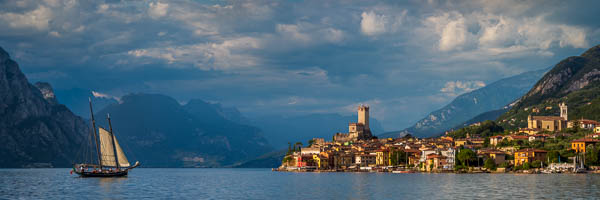 Panorama von Malcesine am Gardasee, Italien, mit Bergen im Hintergrund von Michael Abid