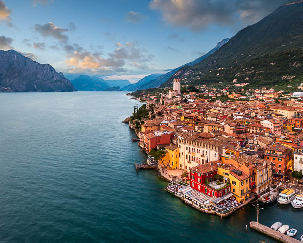 Luftaufnahme von Malcesine am Gardasee, Italien bei Sonnenuntergang von Michael Abid