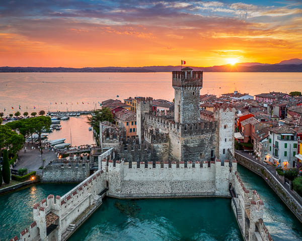 Scaligerburg in Sirmione, Gardasee, Italien bei Sonnenuntergang von Michael Abid